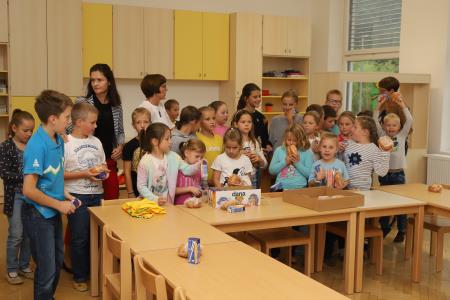 ON    V novo opremljeni učilnici  so se zbrali učenici z učiteljico  Foto Jože Miklavc  IMG_3935.JPG 